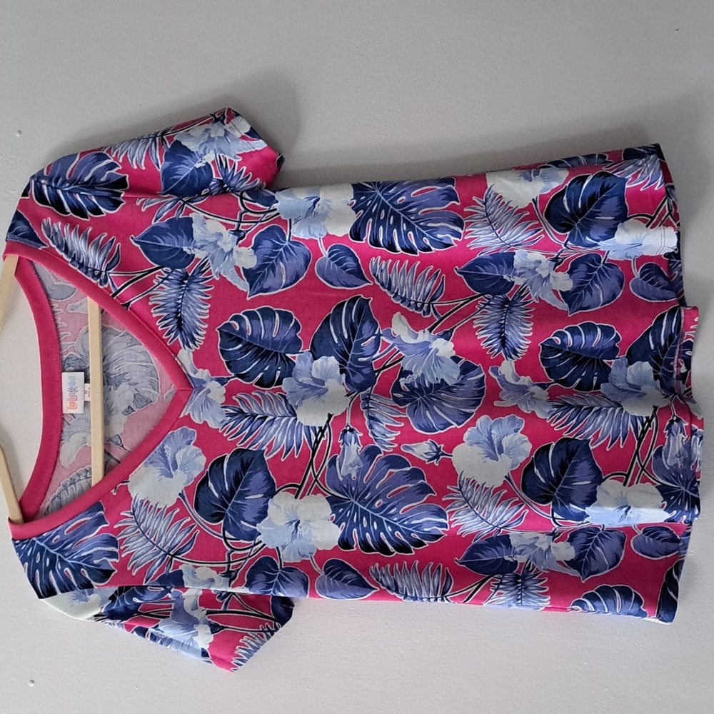 Lularoe Iris tee M